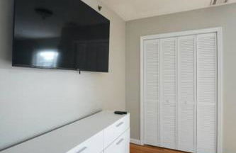 Newark Liberty Brick House - Private Bedroom 1 - Foto 55