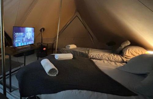 Cozy Hot Tent with Log Burner & Hot Tub Left Tent - Foto 3