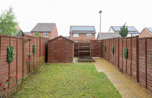 4 Bedroom House By Humming Nest Short Lets & Serviced Accommodation Milton Keynes With Free WiFi & Parking - Foto 26