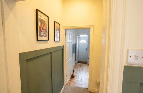 The Narrow House - Victorian house bursting with character & parking - Foto 15
