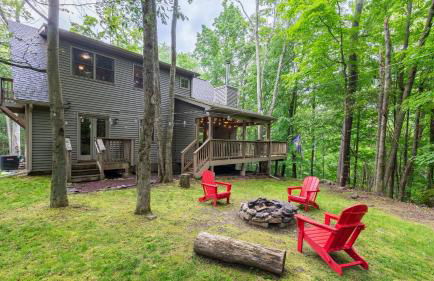 Bear Trail Chalet by Avantstay Retreat w/ Outdoor Living Deck & Fire Pit - Foto 3