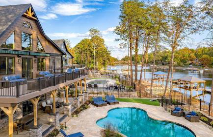 Black Bear Lodge by Avantstay Lakefront, Dock, Pool, Theater Sleeps 20+ - Foto 126