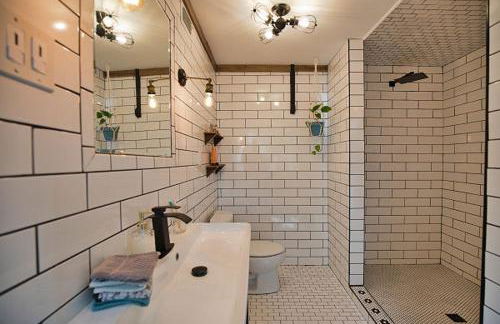 Pet Friendly & Firepit Minutes to Beach Sleeps 6 - Foto 35