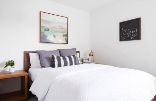 Designer Urban Retreat w Rooftop Deck & Fireplace - Foto 46