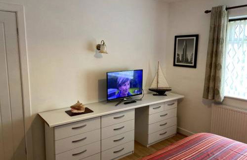 Quiet Secluded two Bedroom Bungalow With Parking - Photo 19