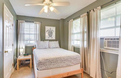 Walk to Shore Crystal Beach Home with Deck! - Foto 11