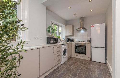 Contractors Business Families Relocation Accommodation enjoy Fast WiFi Large Screen Smart TV and SKY Sports in this Spotless Ground Floor apartment - Foto 17