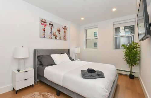 Sophisticated 3 Bedroom Duplex in the Heart of Midtown - Photo 14