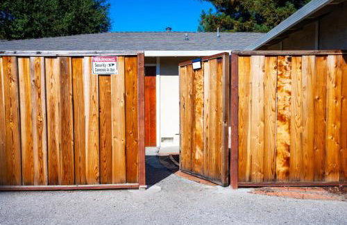 Central 3BR Home Steps from Castro St - Foto 27