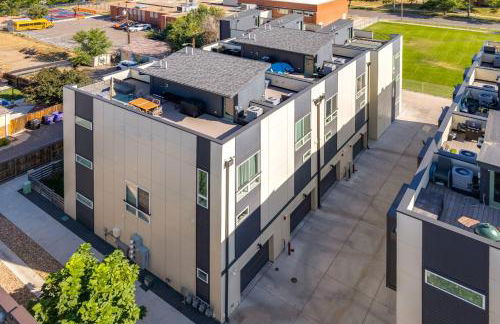 Rooftop Deck and Hot Tub Walkable Denver Townhome - Foto 30
