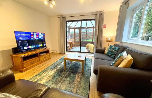 Large 5 bed detached house near Stansted Airport with Parking for 2 vehicles! Stansted Stays - Foto 1