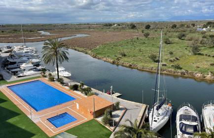 Precioso piso con vista al canal y piscina en roses AV-69 - Foto 11