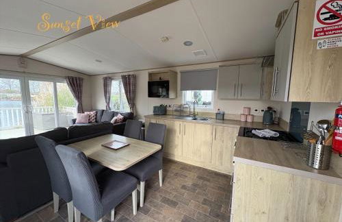 Tattershall Lakes Sunset View Caravan Lakeside, Hot Tub, Garden, Private Fishing Peg & WiFi - Foto 2