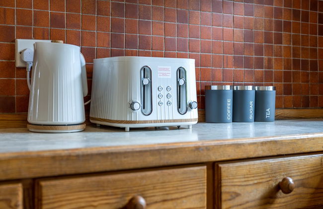 Pierocks Carver Entire House, Free Parking and Wi-fi in High Wycombe - Photo 25