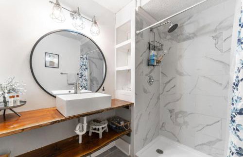 6 Bedroom Duplex Sleeps 14 Close to Lucas Downtown - Photo 18