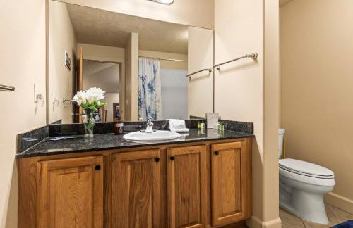 KBM Resorts Crestview Condos Spacious condo near Olympic Park with gas fireplace year-round pool hot tub city wide shuttle access. CVC-308B - Foto 41