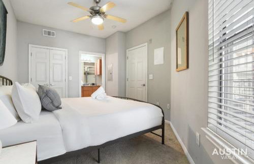 West Campus Accommodations Pool and King Bedrooms - Foto 2