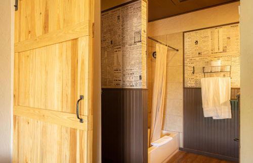 Miners Cabins #1 - Two Double Beds and Private Balcony - Foto 7