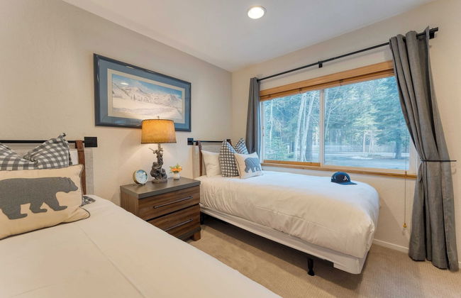 Westlake Cabin by Avantstay Hot Tub, Near Skiing, Walk to Restaurants & Lake! - Foto 23