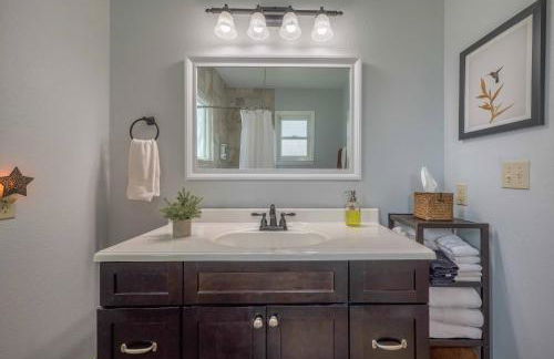 Bandera Bungalow - River, Downtown, Peaceful fenced corner lot! King bed! - Foto 16