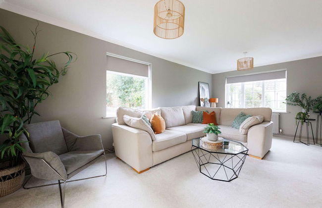 Stylish 4 Bed Home Close to Beach - Foto 1