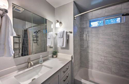 Modern Redmond Home with 2 Fireplaces and Yard! - Foto 14