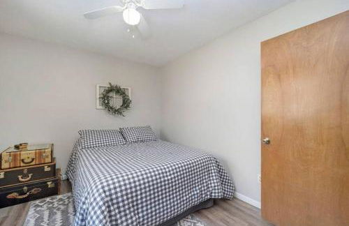 Lakeside Getaway with Hot Tub - Foto 12