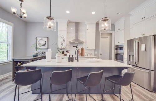 5BR Farmhouse Lake Retreat Pool Hot Tub Theater - Foto 7