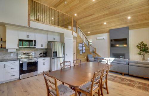 Lakeside Cabin Retreat with Private Hot Tub! - Foto 1