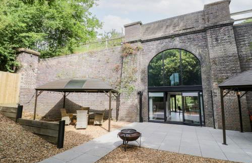 The Tunnel at Bridge Lake Farm and Fishery - Foto 21