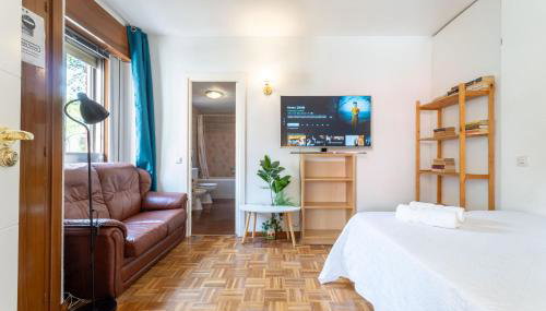 Atocha Apartments, Central Location Terrace, Kitchen, Fast WiFi, metro nearby - Foto 2