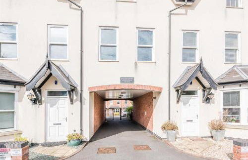 Spacious 3 bed Apt with parking near Harborne High Street - Photo 9