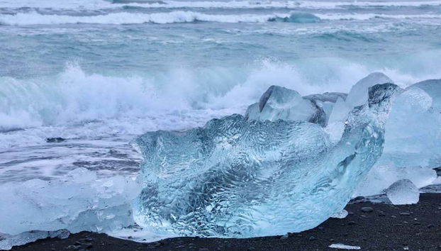 Margem do lago glacial Jökulsárlón