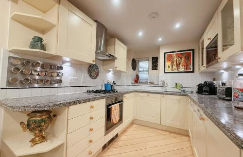 Elegant 4-Story Townhouse Near Victoria Station - Foto 17