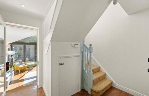 3 Bedroom Mews Home - Clapham Common - Free Private Parking - Sleeps 5 - Newly Refurbished - Sweetpea & Pillow Properties - Foto 14