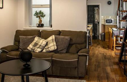 Centrally located 2 bedroom house with garden - Photo 1