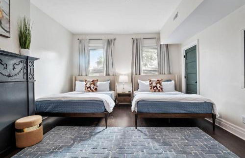 Luxury Living: Grand 7BR/5BA near Everything - Photo 36