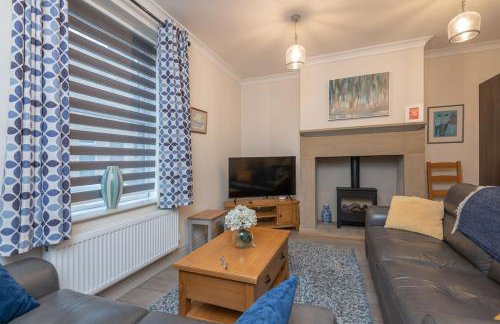 Sleeps 6 4 bedrooms 2 minute walk to the Square Hosted Happy Valley Cast - Photo 23