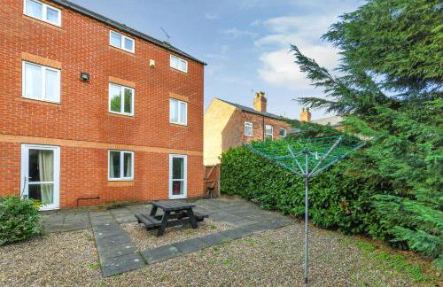 Spacious 6-Bed Home Sleeps 12, Near Highfields Park - Photo 25