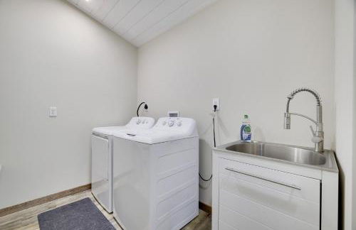 Whiskey Pines Retreat! Single Level Home, Outdoor Firepit, AC, BBQ! Sleeps 9 in Lake Harmony! - Foto 37