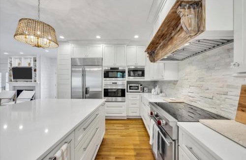 Stay 1 Block from Ocean at 7-Bed Retreat with Yard, Deck and Game Room, Host Up to 22 Across 16 Beds, Gas Fireplace, Gas Grill, Ample Parking, Walk to Menauhant Beach, Perfect for Family Getaway, 24 Hr Hospitality - Foto 32