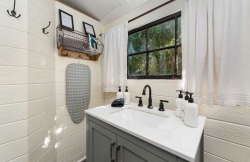 Tiny Home w MIL suite - 3 MI to DT - Foto 60