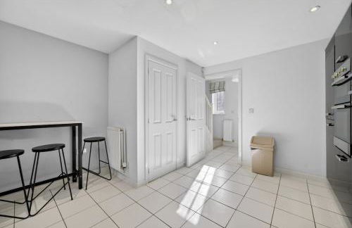 Spacious 4BR Newport Home - Ideal for Families & Groups - Foto 2