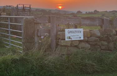 Oakley View Shepherds Hut with hot tub - Photo 3