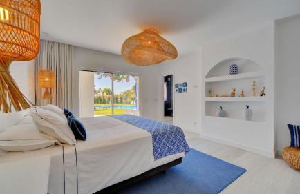 Charming Villa with Pool & Scenic Garden - Foto 45