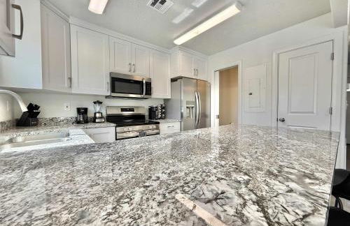 Updated townhouse just minutes from Zion with hot tub - Foto 19