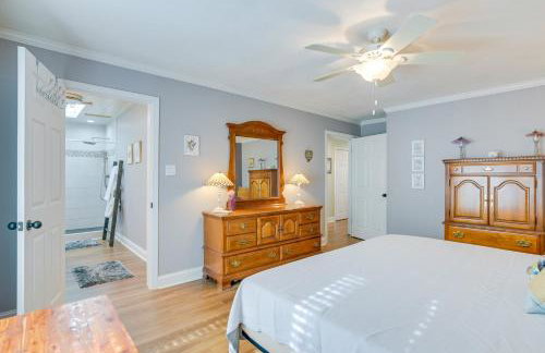 Radford Home with Wraparound Deck! - Foto 11