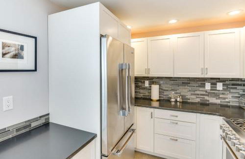Coastal-Modern Home Less Than 3 Mi to Charlestown Beach! - Foto 10