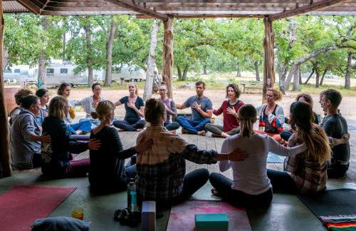Luxury Airstream Campsite Nestled Beneath Oak Trees Outside of Austin, Texas - Foto 32