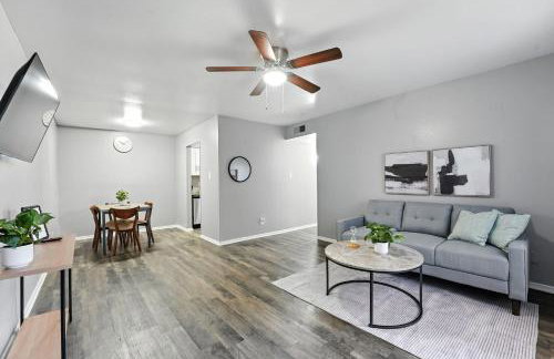 Budget-Friendly 2Bd Apartment I Free Parking - Photo 11